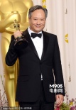 《少年派》李安喜獲最佳導(dǎo)演 后臺熱吻金像獎杯