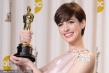 安妮·海瑟薇喜获最佳女配角 高举奖杯难掩激动