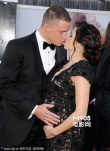 查宁·塔图姆展好男人本色 当众热吻怀孕娇妻