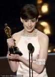 海瑟薇喜获最佳女配 激动领奖笑望奖杯合不拢嘴