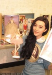 范冰冰参观芭比娃娃工厂 扮嫩展少女可爱一面