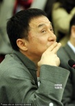 明星政协委员出席会议 成龙、冯小刚等萌态十足