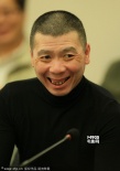 明星政协委员出席会议 成龙、冯小刚等萌态十足