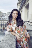 张雨绮游走巴黎卷发显妩媚 美人鱼礼裙凸显曲线