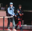 馮紹峰、倪妮十指緊扣現(xiàn)身 返滬探親疑好事將近