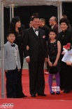 万梓良正装携全家入场 娇妻穿黑色长裙性感美艳