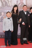 万梓良正装携全家入场 娇妻穿黑色长裙性感美艳