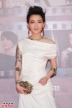 范晓萱露肩长裙吸睛 白皙美腿华丽刺青引关注