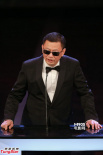 王家衛(wèi)墨鏡不離身遭調(diào)侃 登臺(tái)頒發(fā)專業(yè)精神獎(jiǎng)