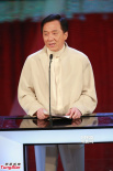 成龍頒發(fā)最佳兩岸華語電影獎 雙語解說幽默滑稽