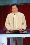 成龙颁发最佳两岸华语电影奖 双语解说幽默滑稽