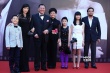 万梓良正装携全家入场 娇妻穿黑色长裙性感美艳