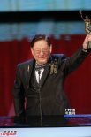 吴思远获终身成就奖 高举奖杯深鞠躬全场沸腾