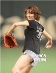 米倉涼子性感亮相棒球賽場 超短熱褲大秀美腿