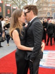 《钢铁侠3》伦敦放映会 小罗伯特·唐尼夫妇热吻
