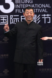天坛奖评委顾长卫缓步登台 黑色中山装和蔼可亲