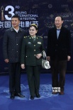 艺术家王晓棠现身影节闭幕式 荣誉等身英姿飒爽