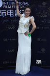 郑亦桐身穿白色长裙尽显甜美 蓝色地毯展露微笑