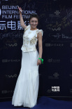 鄭亦桐身穿白色長(zhǎng)裙盡顯甜美 藍(lán)色地毯展露微笑
