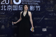 陶泽如同剧组亮相蓝地毯 挥手致意笑容显亲和