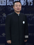陶泽如同剧组亮相蓝地毯 挥手致意笑容显亲和