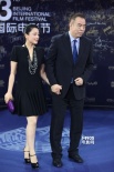 陈凯歌夫妇手挽手秀恩爱 亮相闭幕式满面春风