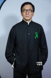成龙携“警察故事”剧组亮相 刘烨帅气景甜美艳