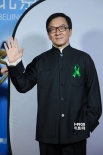 成龙携“警察故事”剧组亮相 刘烨帅气景甜美艳