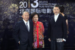 吳宇森攜夫人出席影節(jié)閉幕式 和吳秀波同走藍(lán)毯
