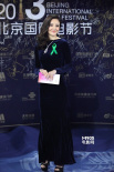刘雨欣深蓝礼服戴绿丝带亮相 身材完美笑容可人