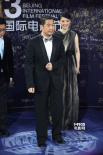 《一九四二》剧组亮相 徐帆、张国立满面笑容