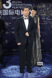《一九四二》劇組亮相 徐帆、張國(guó)立滿面笑容