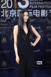 巩新亮笑容甜美尽显温柔 性感黑裙惊艳影节全场