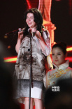《父辈足迹》摘得最佳音乐奖 主创登台喜极而泣