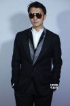 谢霆锋黑西服酷劲足 黑超墨镜相得益彰突显时尚