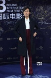 秦昊著個性服飾現(xiàn)身藍毯 女伴白色長裙氣質(zhì)優(yōu)雅