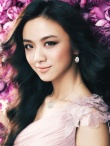 湯唯長(zhǎng)裙寫真粉嫩可人 人美如花橫臥沙發(fā)展身姿