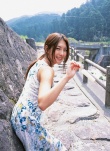 《人间蒸发》曝阿布真理写真 穿碎花裙笑容迷人
