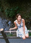 《人间蒸发》曝阿布真理写真 穿碎花裙笑容迷人