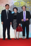 电影家协会主席李前宽现身红毯 笑容爽朗心情好