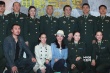 黃宏著軍裝走百合獎紅毯 笑容滿面盡顯笑星本色