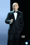 徐崢西服亮相頒獎(jiǎng)現(xiàn)場(chǎng) 滔滔不絕盡顯熟男魅力