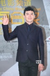 郭家銘穿深藍(lán)色小西裝 微笑賣萌走紅毯亮相