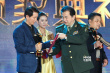 黃宏姜宏波微笑親和共登臺 頒發(fā)優(yōu)秀導(dǎo)演獎