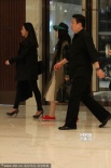 范冰冰换平底鞋自提LV包无架子 助理寸步不离