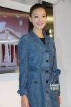 倪妮寶藍(lán)風(fēng)衣簡(jiǎn)潔優(yōu)雅 與劉嘉玲同亮相時(shí)尚影展