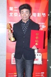 王宝强获封“最受欢迎男演员” 后台开怀憨笑