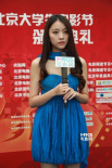 “優(yōu)才計劃”選手易薇現(xiàn)身 寶藍(lán)色短裙清涼動感