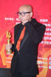 徐崢獲最受歡迎導(dǎo)演獎(jiǎng) 后臺(tái)曬獎(jiǎng)杯扮鬼臉賣萌