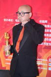徐峥获最受欢迎导演奖 后台晒奖杯扮鬼脸卖萌